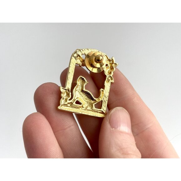 Avon Signed 1990 Touch of Whimsy Cat & Mouse in Window Gold T Vintage Brooch - Picture 4 of 7